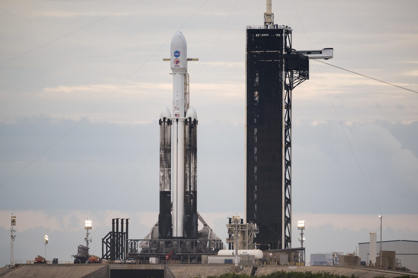 SpaceX's Falcon Heavy rocket with the Psyche payload